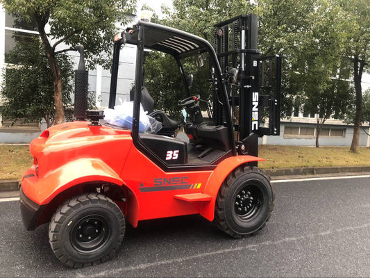3000 kg-5000 kg 4WD-Forklift für schwieriges Gelände Off-Road-Forklift-Lifter