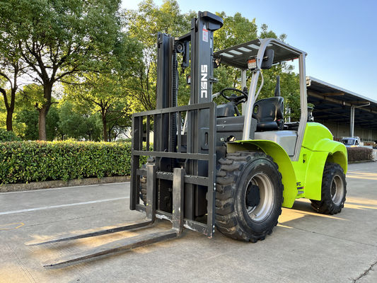 3000 kg-5000 kg 4WD-Forklift für schwieriges Gelände Off-Road-Forklift-Lifter