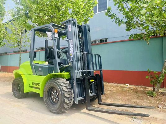 3000 kg-5000 kg 4WD-Forklift für schwieriges Gelände Off-Road-Forklift-Lifter