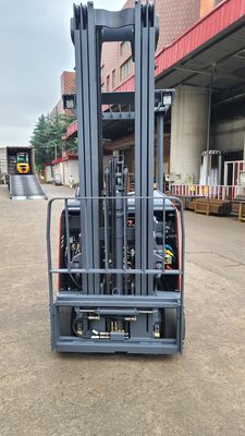 3 Räder auf einem elektrischen Gabelstapler 1600 kg 1800 kg 2000 kg
